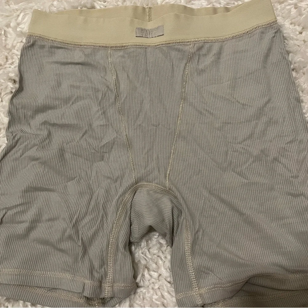 Skims Soft Lounge Boxer Short - Picture 2 of 3